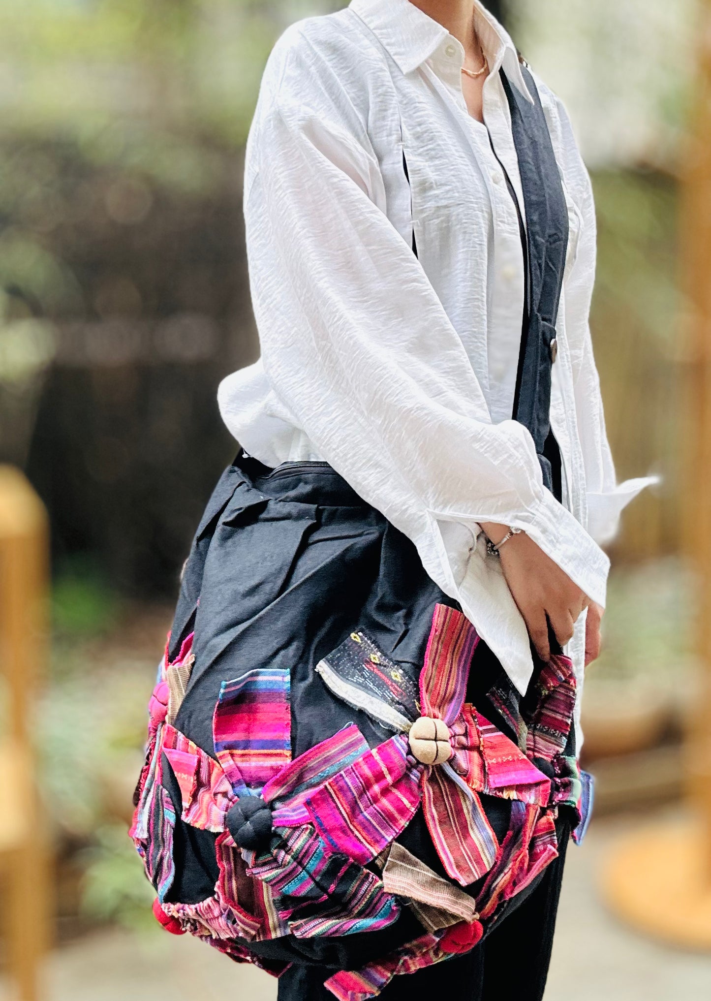 Linen Handbag with Zipper Closure, Tote bag with Handmade Flower Charms, Shoulder Bag for Women, Crossbody Bag